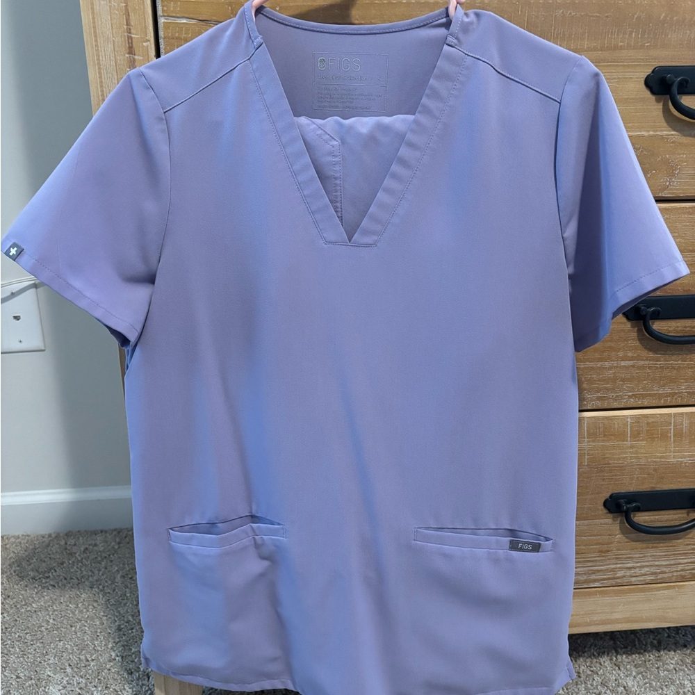 Figs Women's Lavender V-Neck Scrub Top & Pants